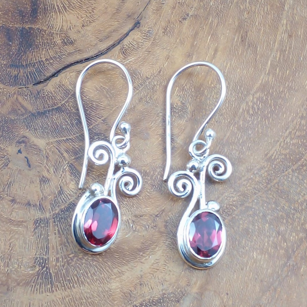 Bali Oval Garnet Silver Earrings E078GRTW115