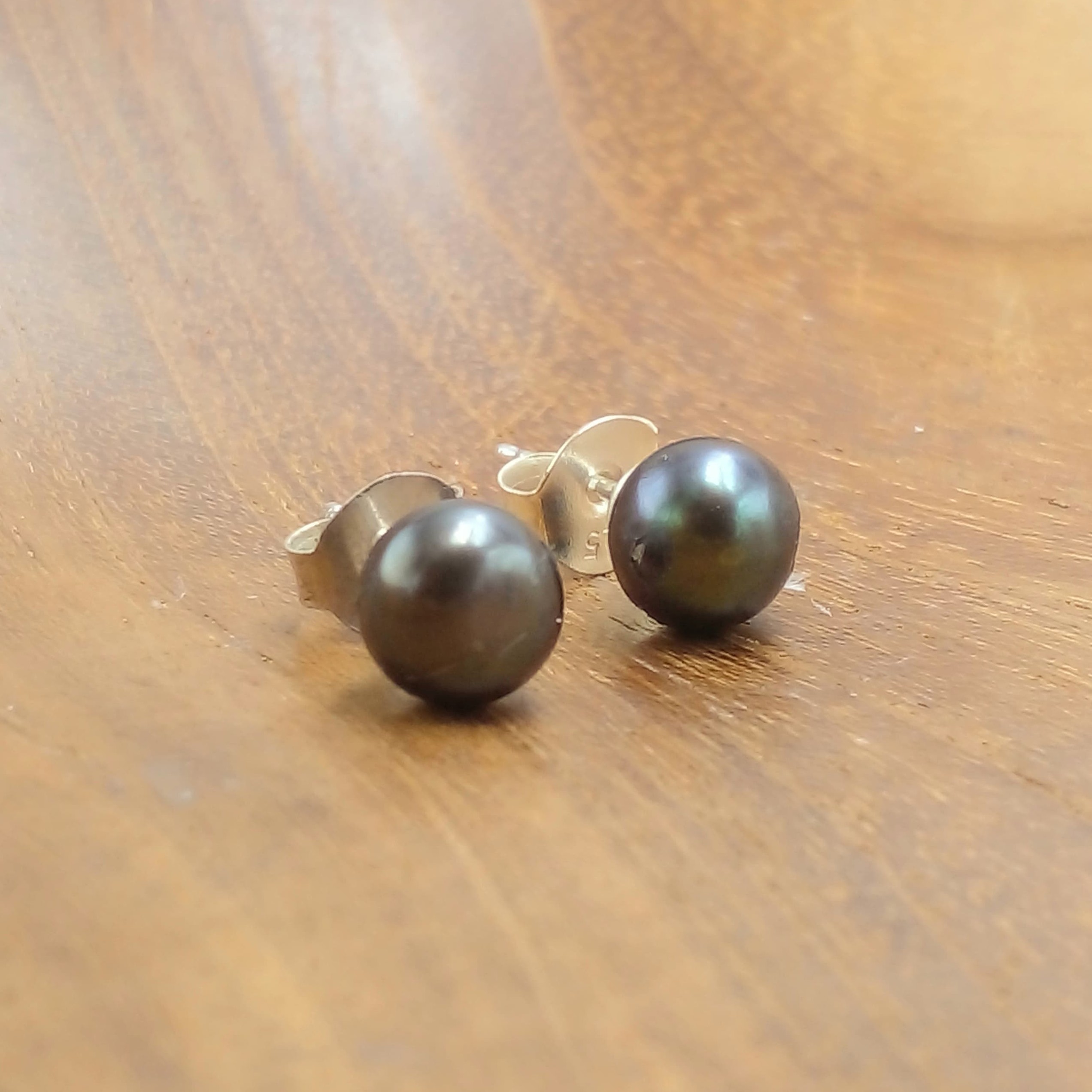 Brown Pearl Silver Stud Earrings E1780W75