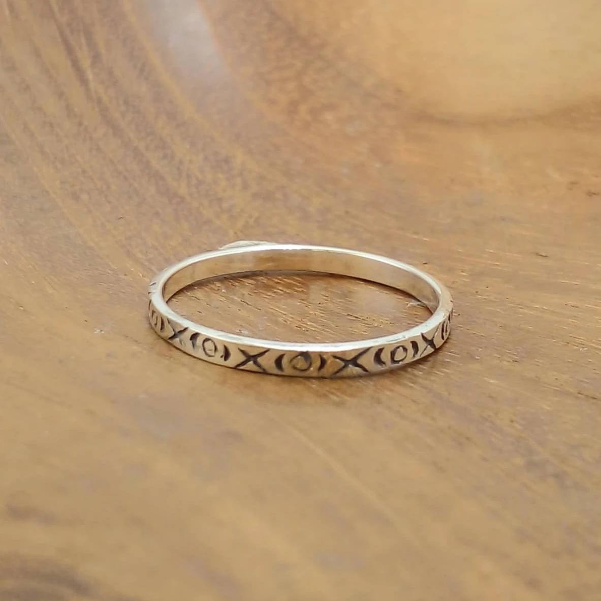 925 Sterling Silver Ring Engraved "XOXO" R692W95