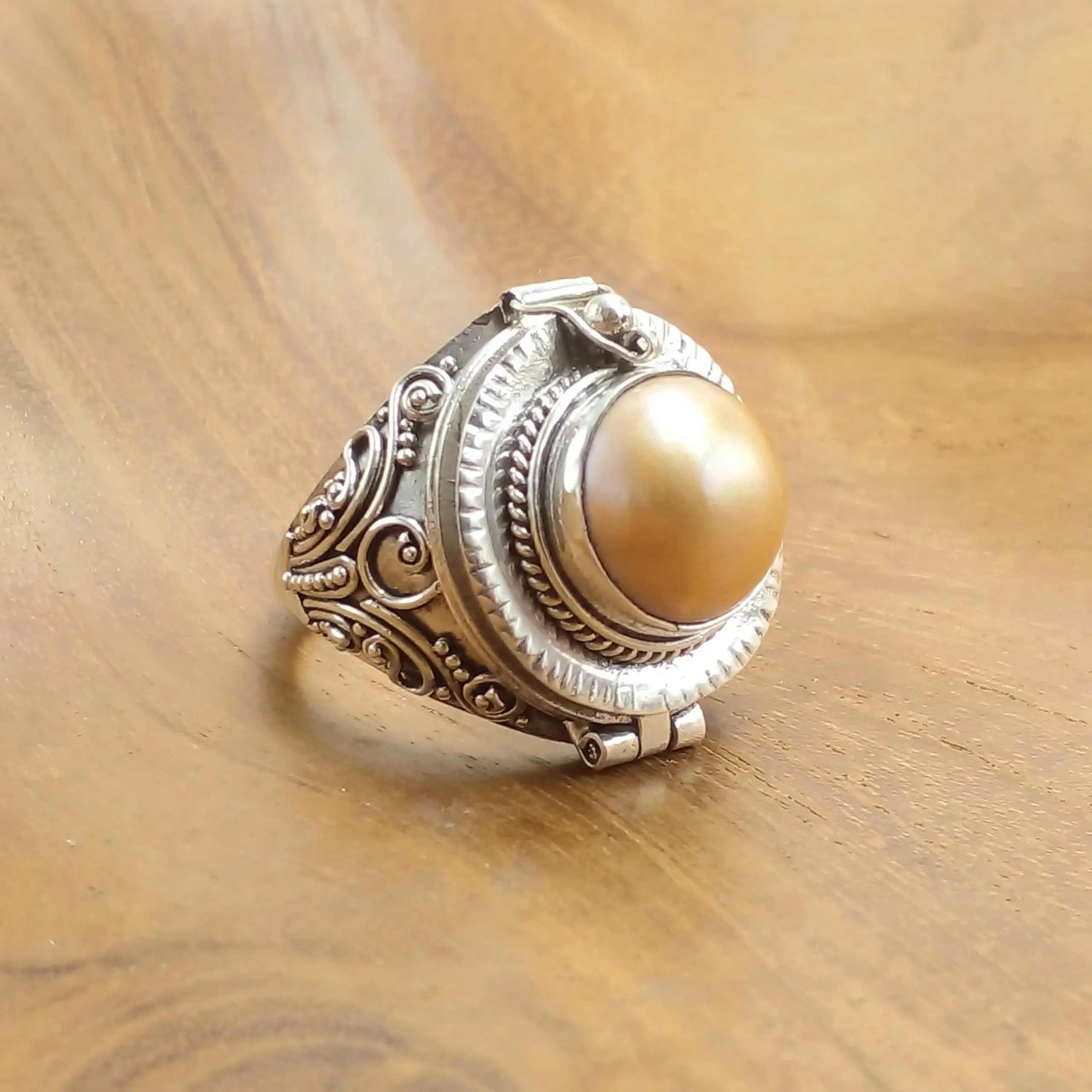 Mabe Spiral Bun Box Silver Ring R328MGLW512